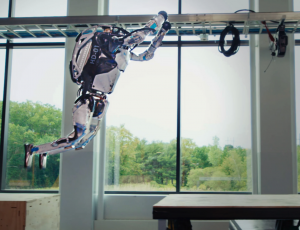 Photographie d'un robot de Boston Dynamics en train de sauter.