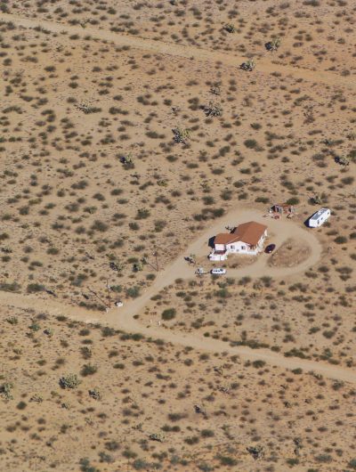 Photographie d'une maison isolée dans le désert de l'Arizona, État actuellement en pénurie d'eau.