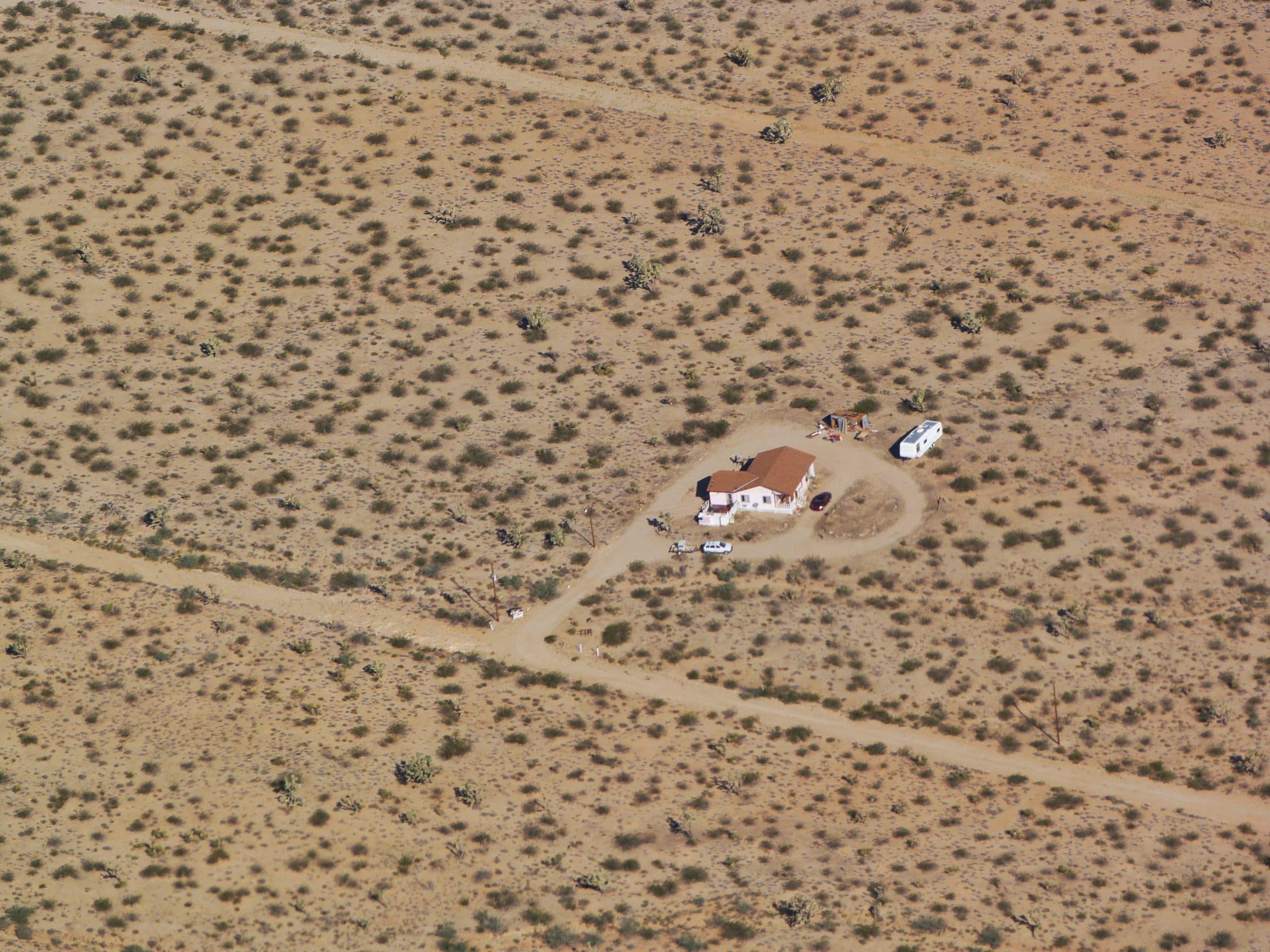Photographie d'une maison isolée dans le désert de l'Arizona, État actuellement en pénurie d'eau.