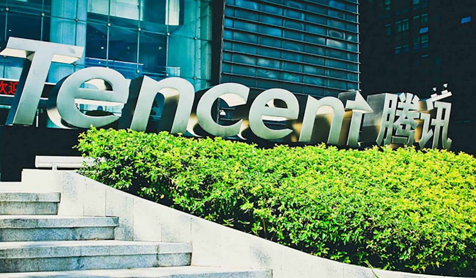 Un panneau de Tencent devant un immeuble