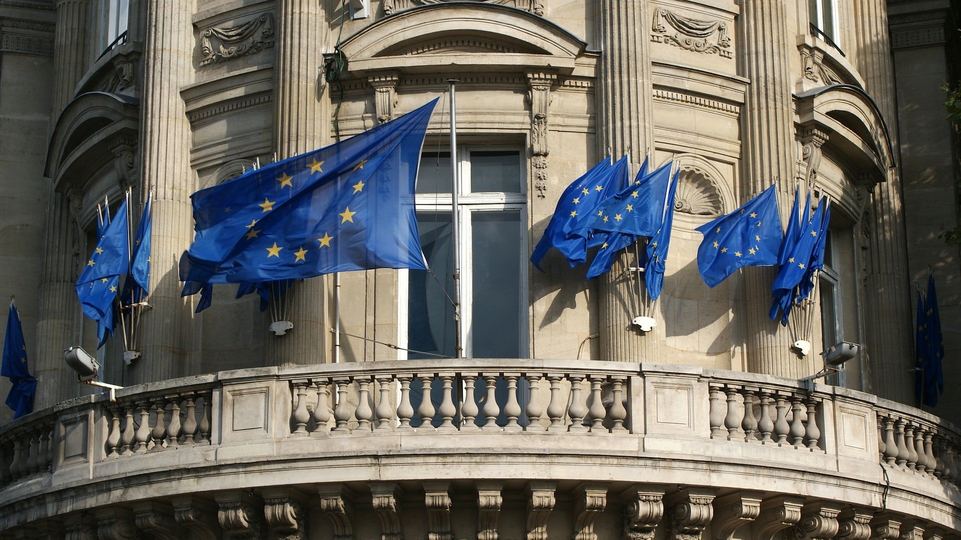 le fronton d'un bâtiment avec plusieurs drapeaux européens.