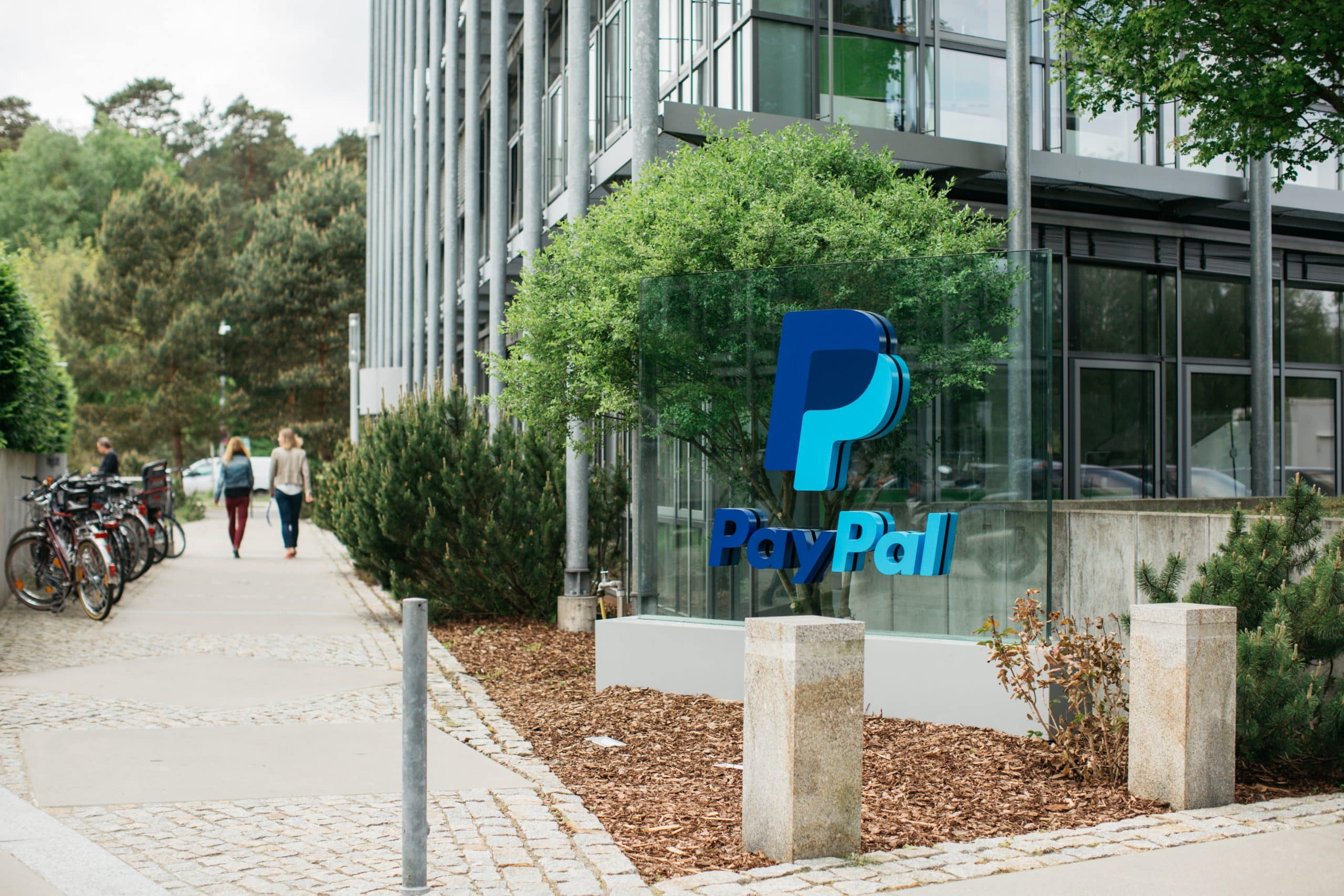 Devant les bureaux de PayPal à Dreilinden en Allemagne