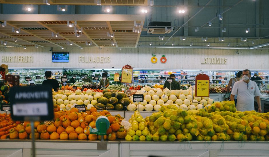 Aperçu d'un supermarché avec des fruits et légumes.