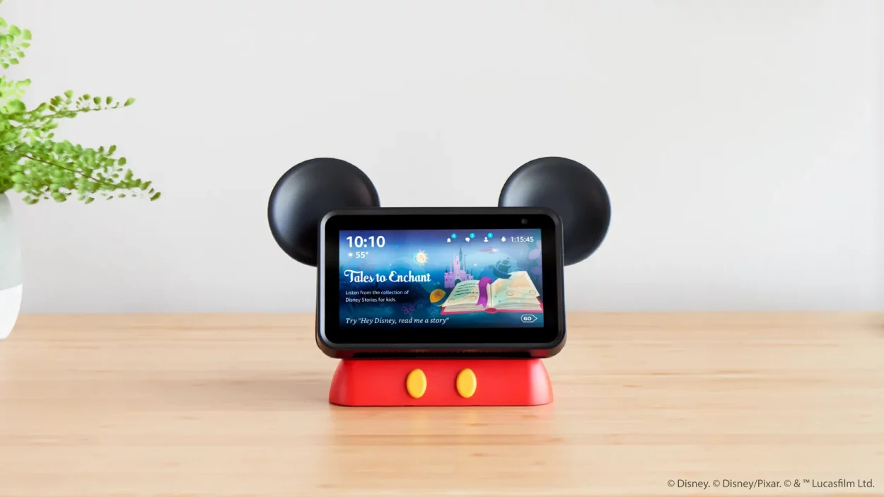 Un écran tactile sur un support avec les oreilles de Mickey
