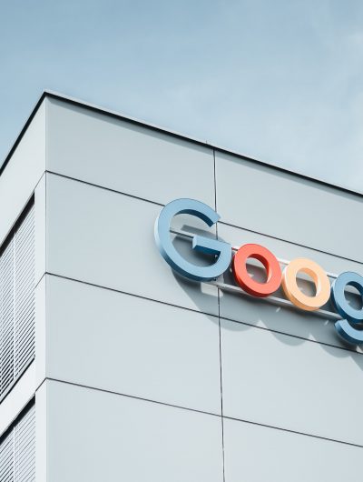 Le logo de Google sur un bâtiment blanc