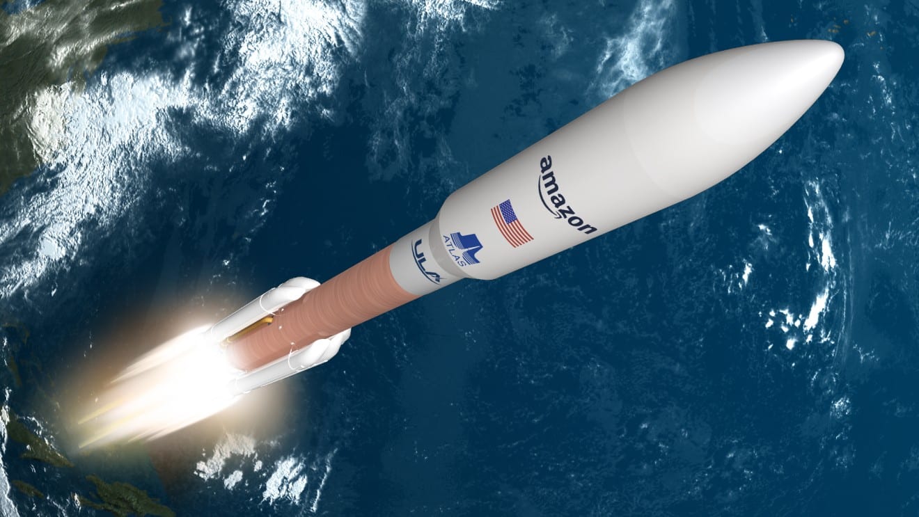 Une fusée transporte des Satellites d'Amazon jusqu'en orbite.