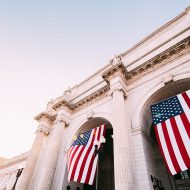 Des drapeaux américains flottent devant un bâtiment officiel à Washington D.C.