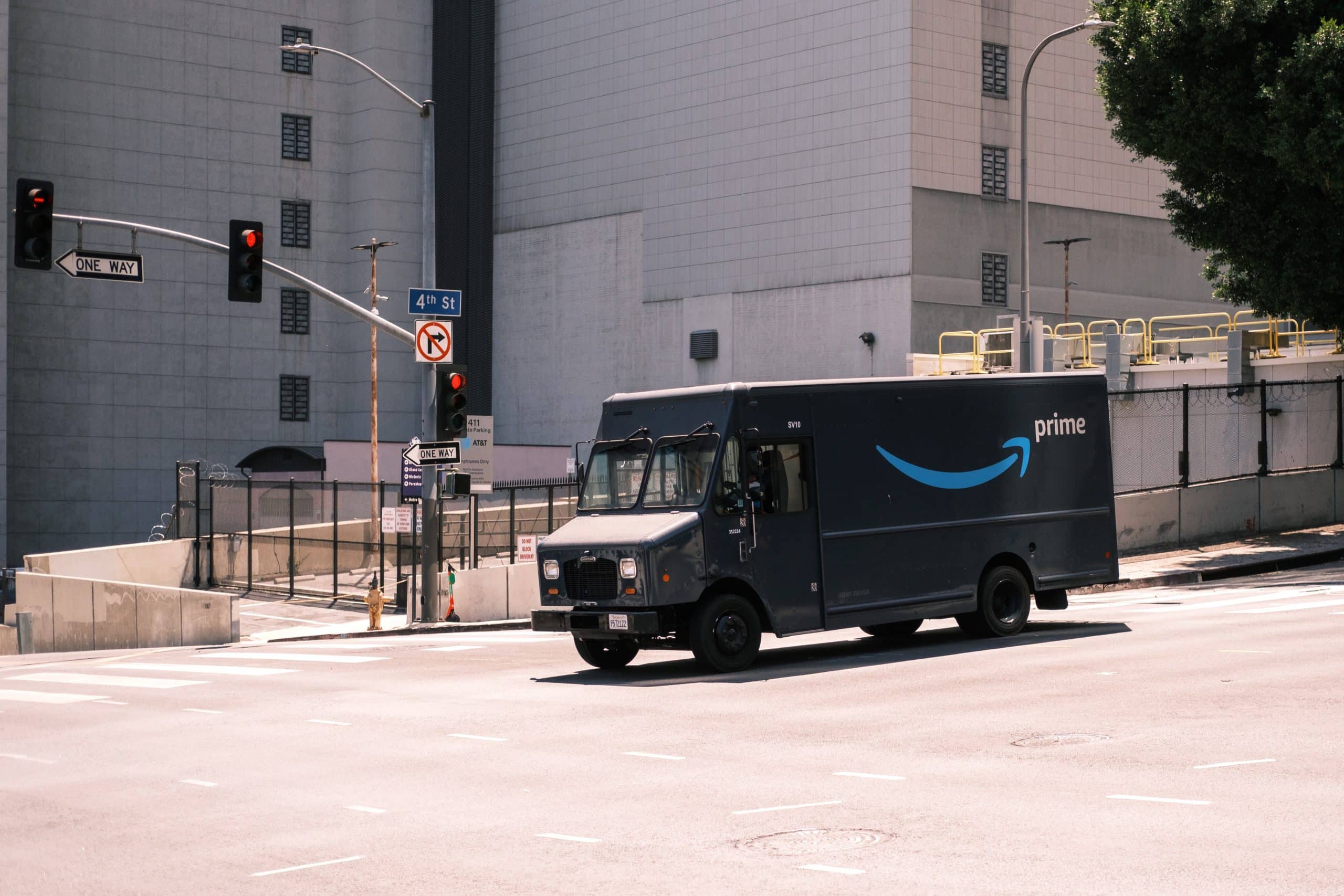 Un camion Amazon dans les rues de Los Angeles aux États-Unis