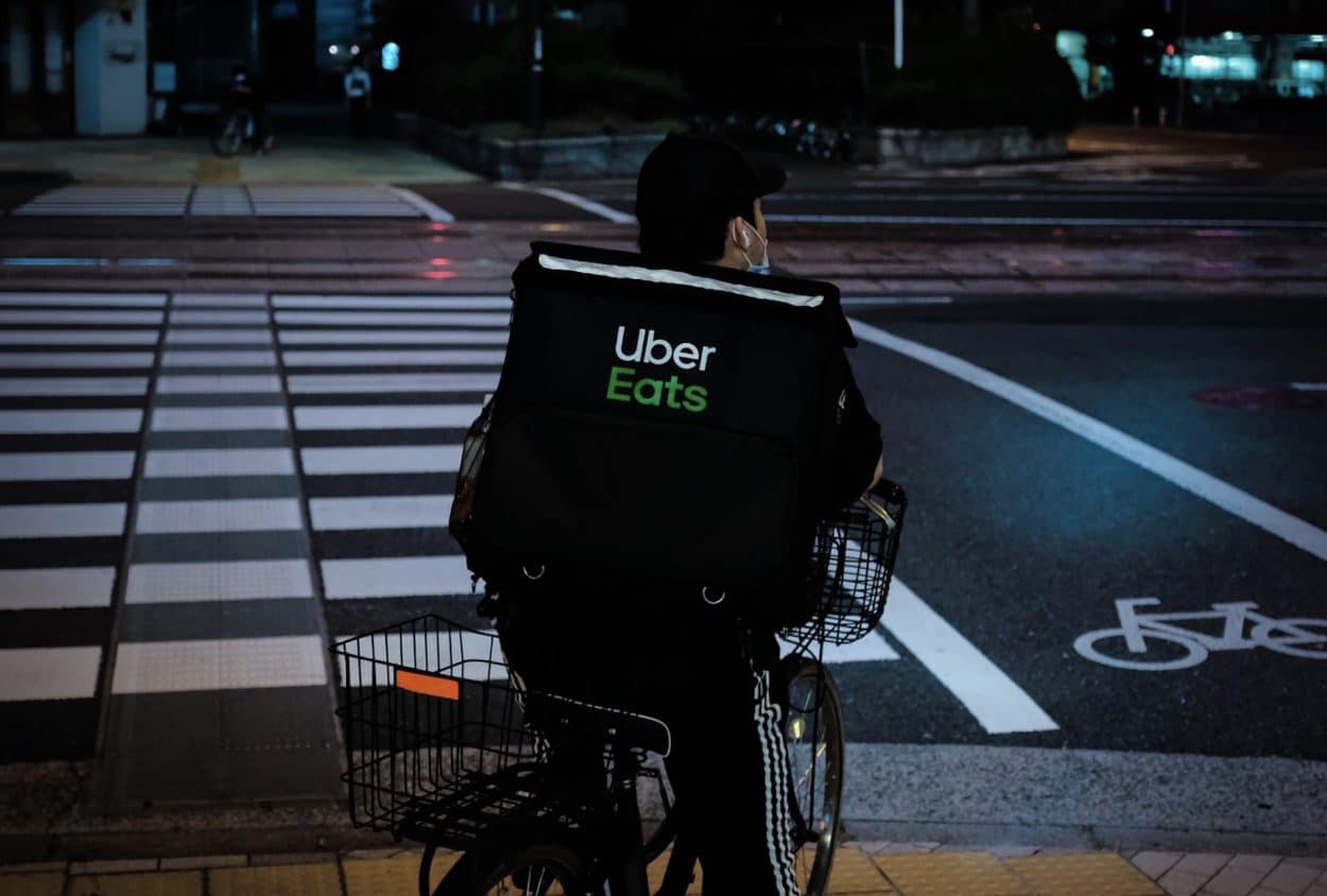 un livreur Uber Eats sur son vélo