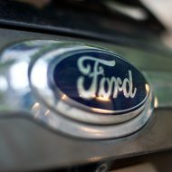 Le logo de Ford sur une voiture.