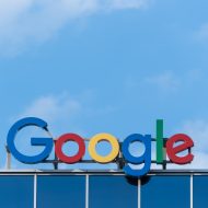 Le nom de Google affiché en haut d'un bâtiment