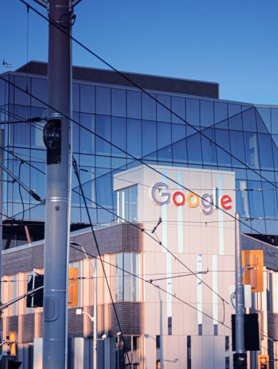 Un bâtiment avec le logo de Google.