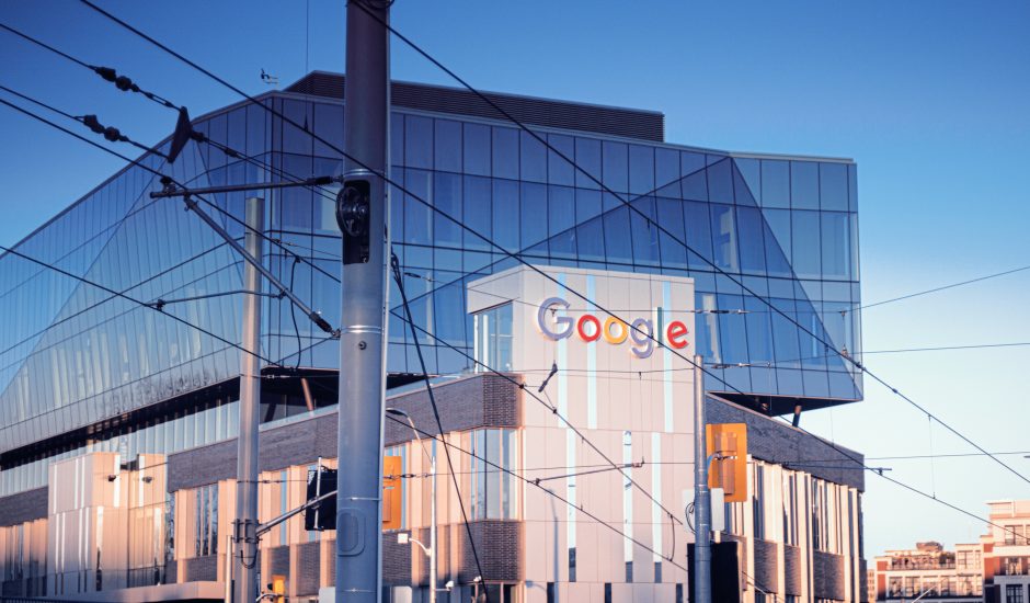 Un bâtiment avec le logo de Google.