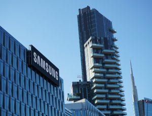 Un immeuble avec le logo de samsung