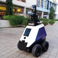 Un robot roule dans les rues de Singapour.