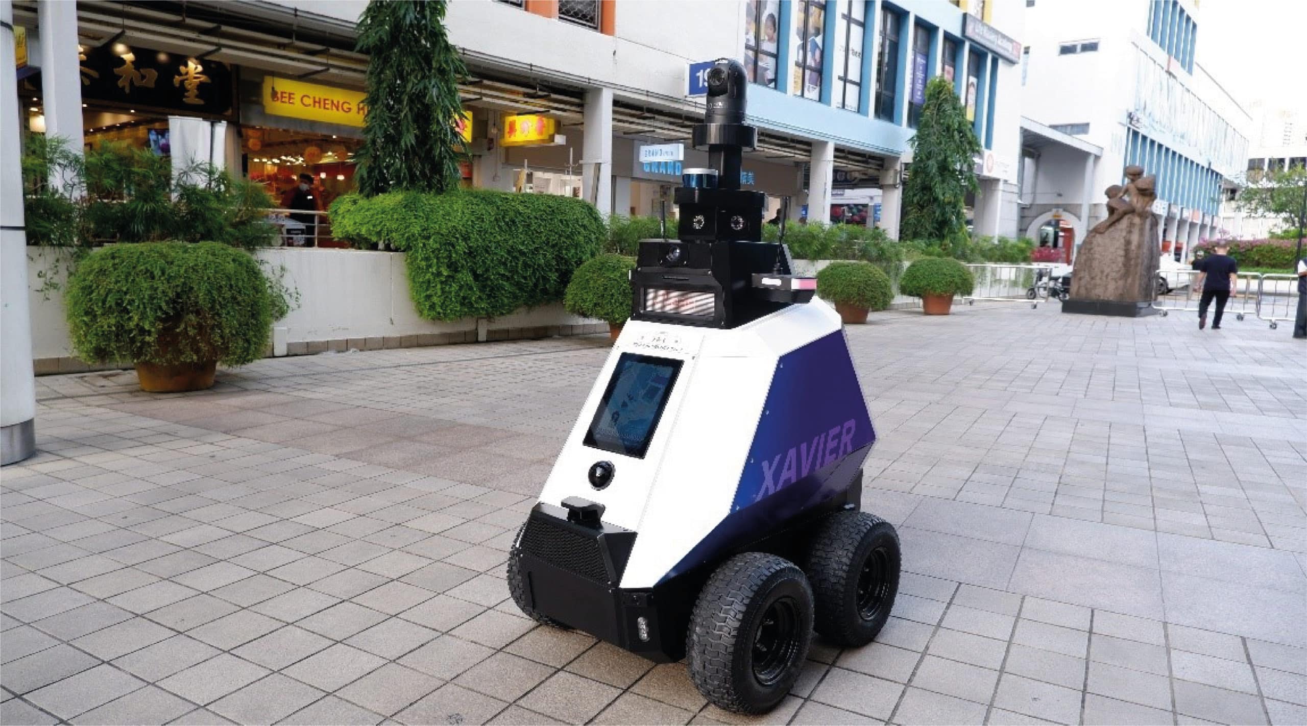 Un robot roule dans les rues de Singapour.