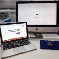 Un MacBook ouvert sur le site de Slack.