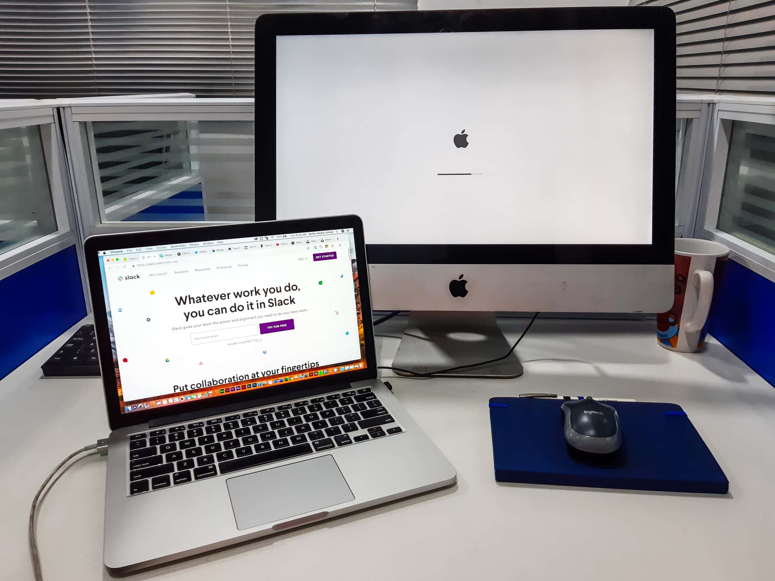 Un MacBook ouvert sur le site de Slack.