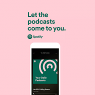 L'interface Podcast de Spotify sur un téléphone mobile sur fond rose.