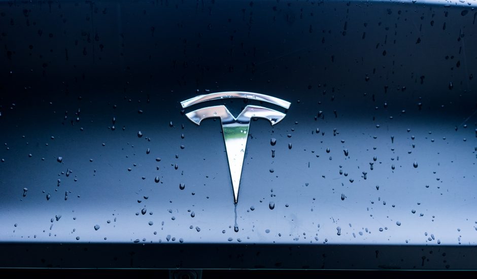 Le logo de Tesla.