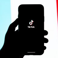 Le logo de TikTok sur un smartphone.