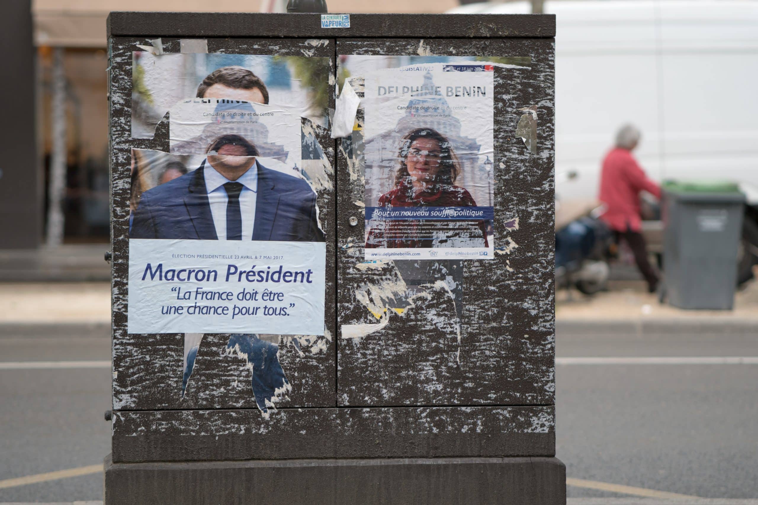 Les affiches de campagnes présidentielles d'Emmanuel Macron et Delphine Benin
