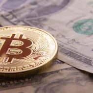 Un jeton de Bitcoin sur des dollars