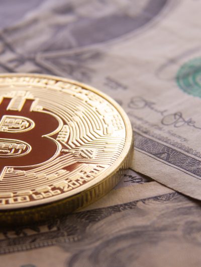 Un jeton de Bitcoin sur des dollars