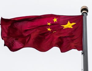 Le drapeau de la Chine flottant dans le vent