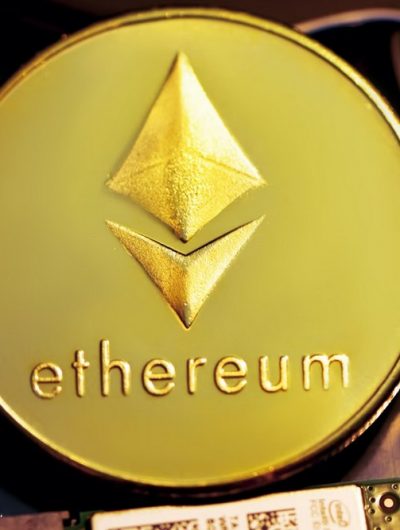 Pièce de monnaie symbolisant cryptomonnaie Ethereum posée sur un composant électronique