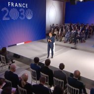 Emmanuel Macron qui présente France 2030.