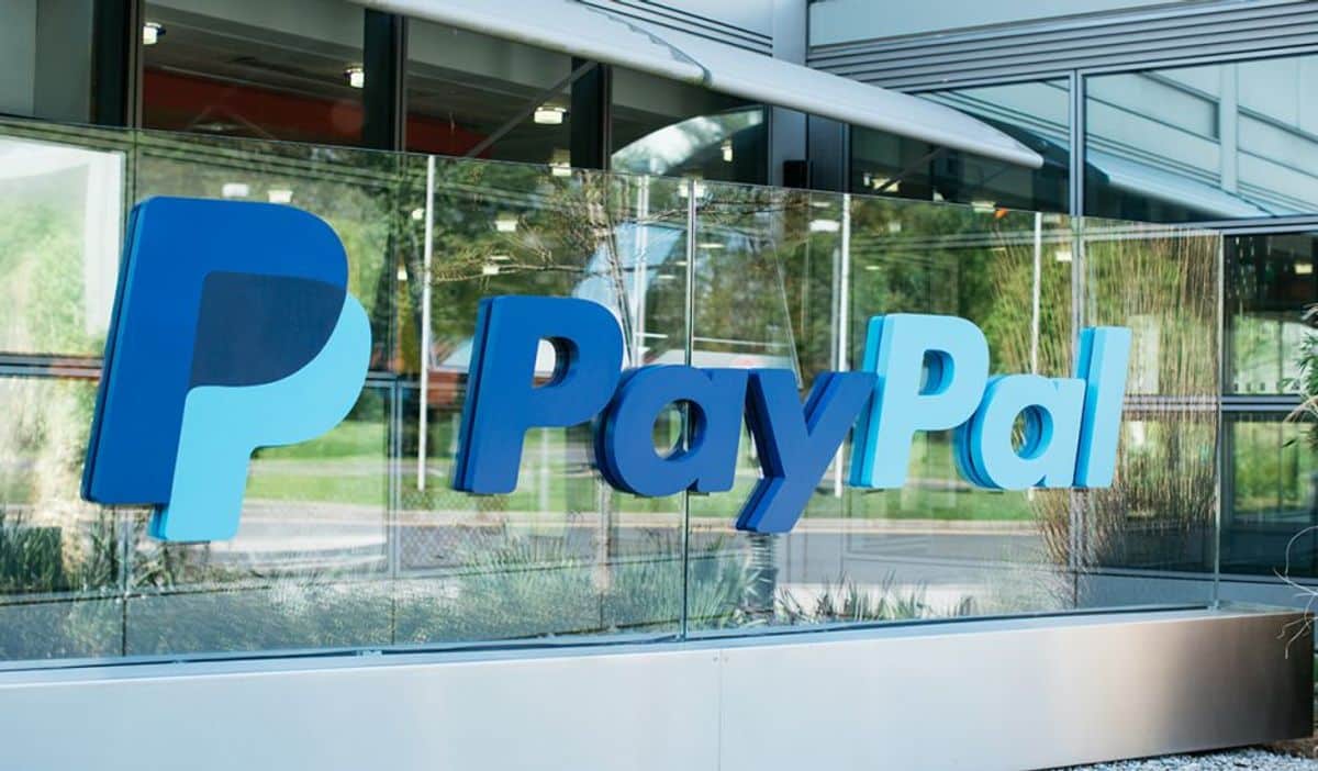 Logo Paypal devant le siège de Dublin