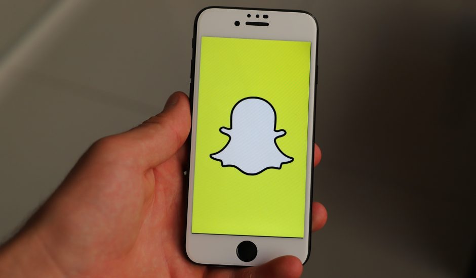 Smartphone avec l'application Snapchat ouverte.