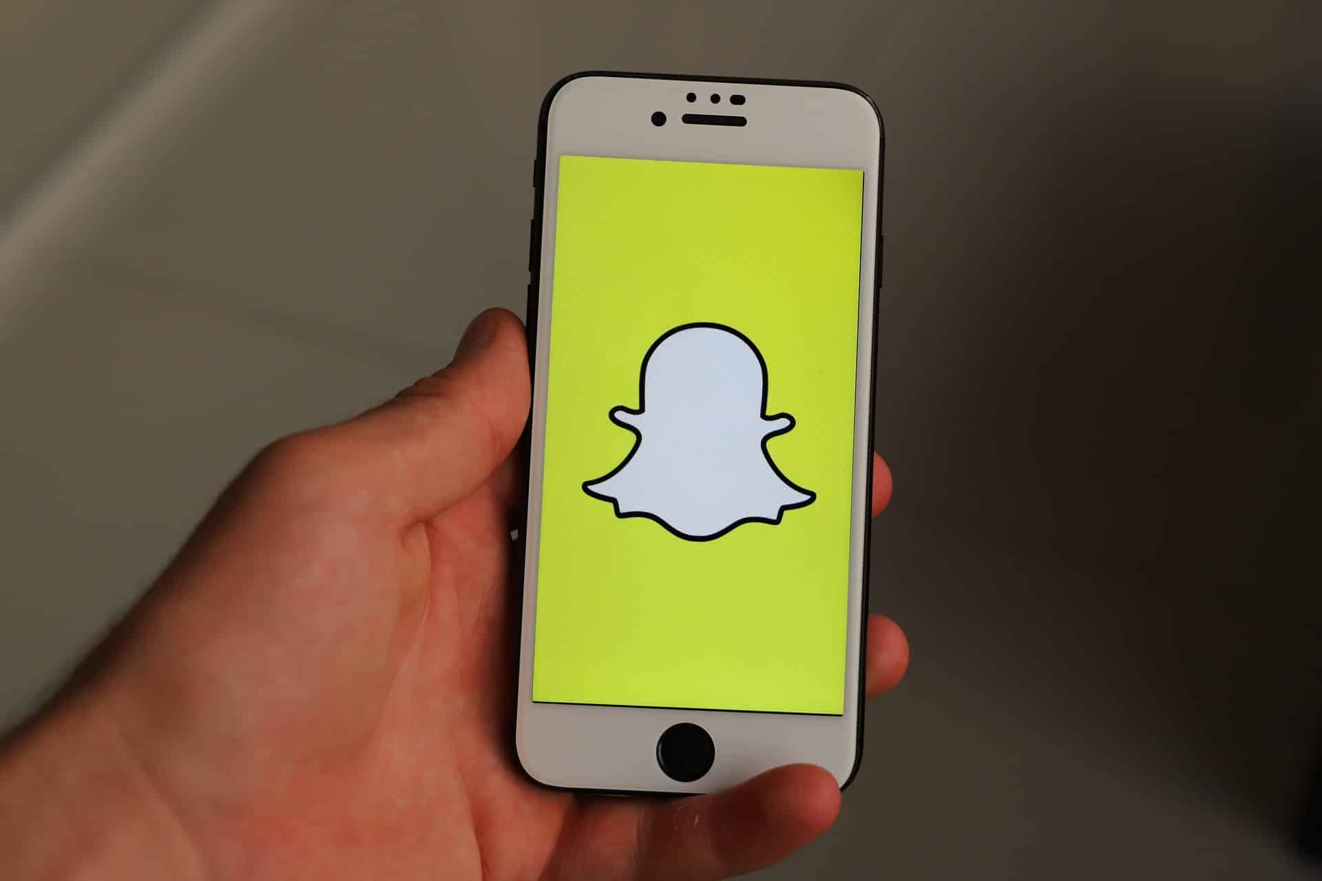 Smartphone avec l'application Snapchat ouverte.