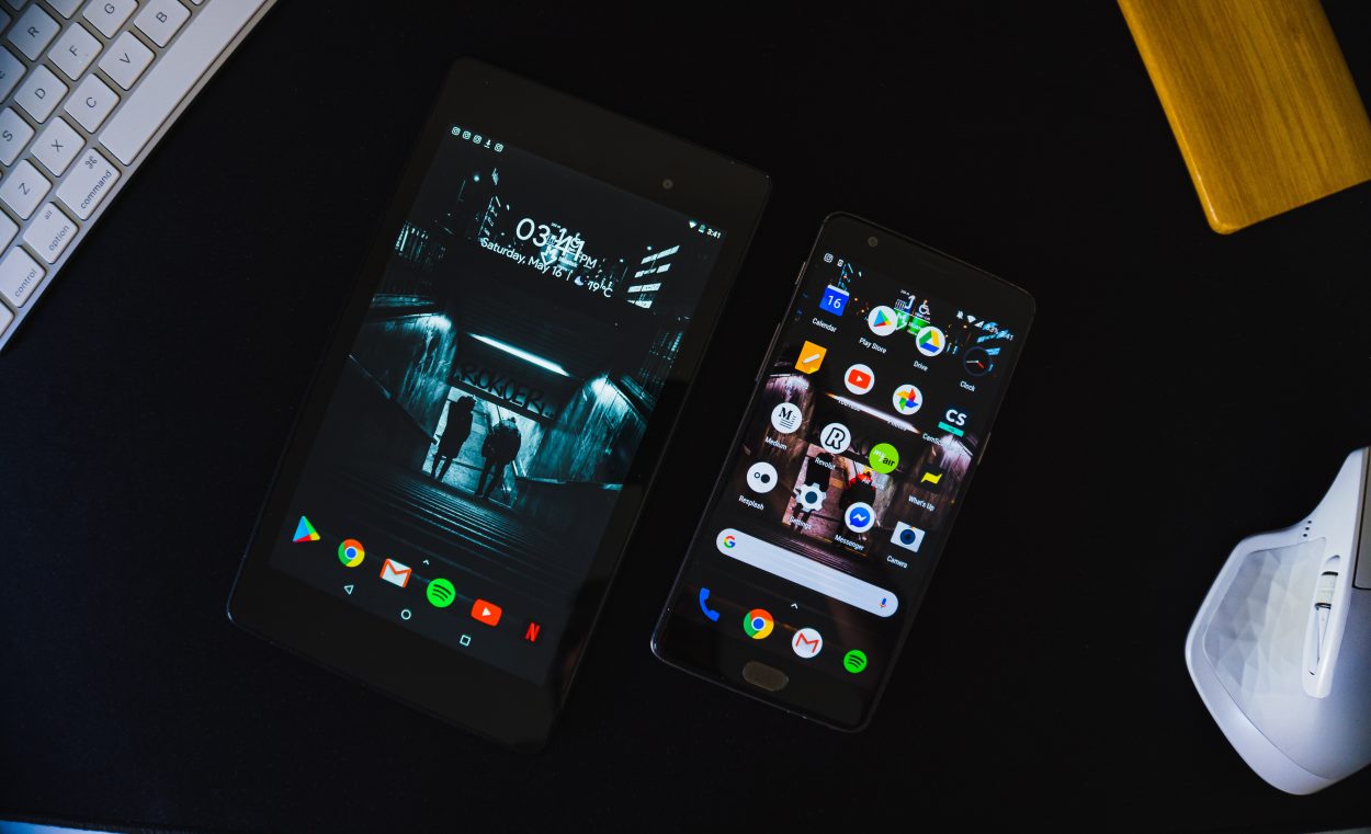 Deux appareils ouverts sur Android.