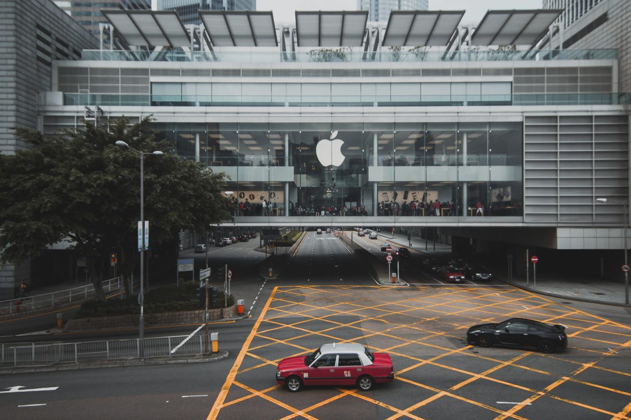 Un bâtiment avec le logo d'Apple.