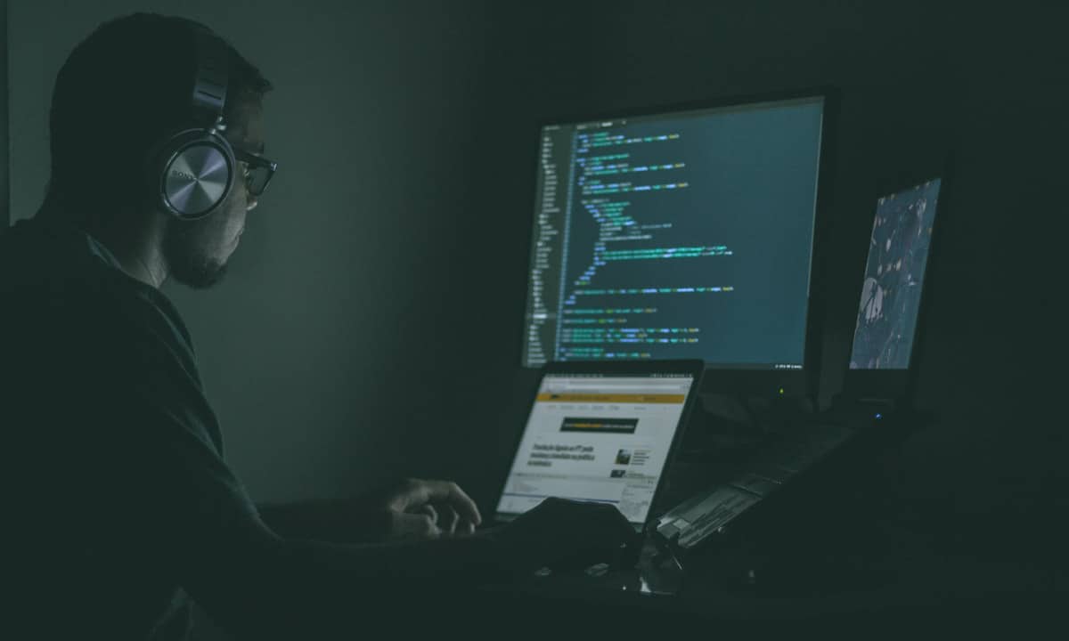 Un chercheur en cybersécurité travaille à son bureau face à plusieurs écrans