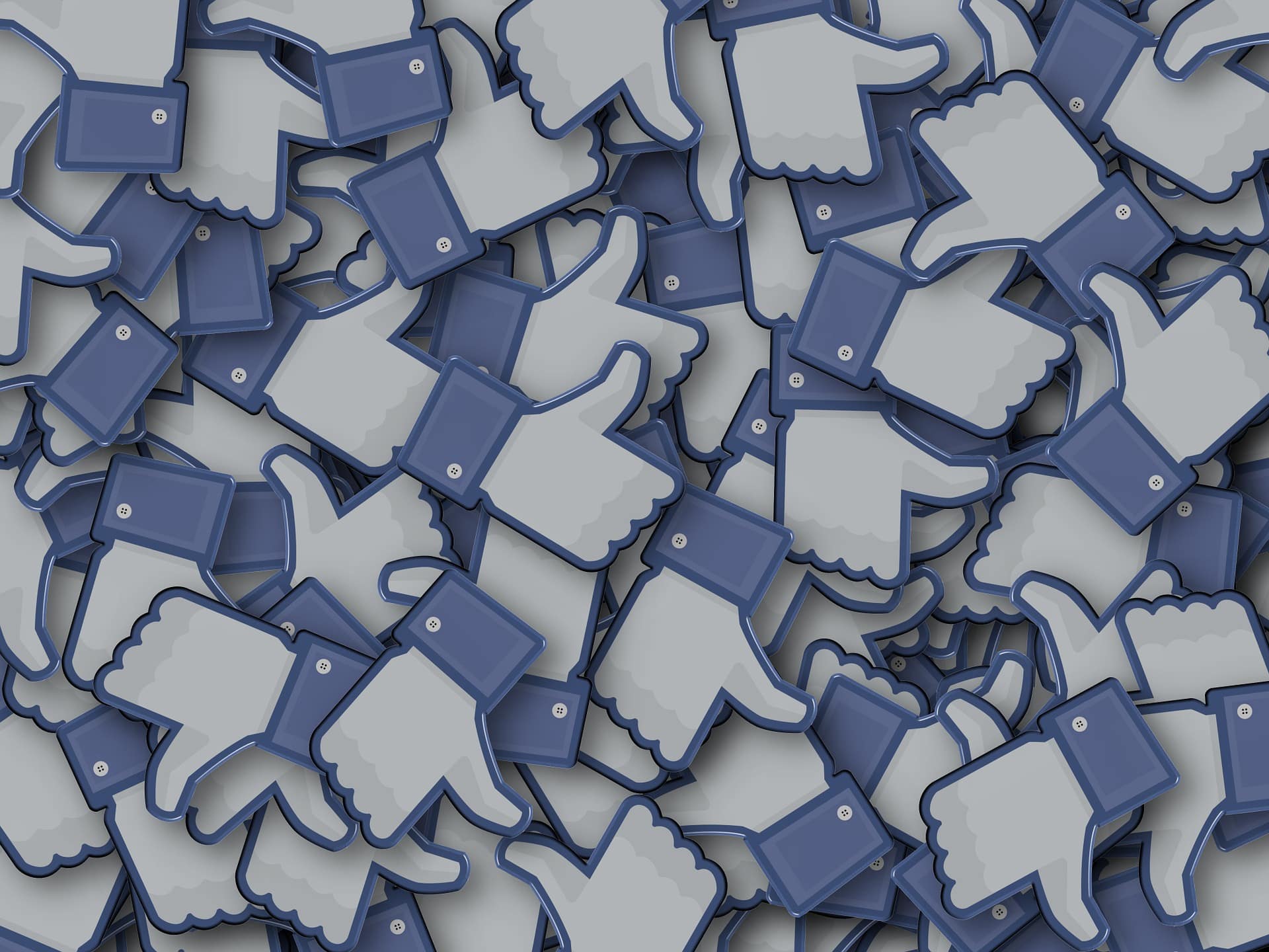 De nombreux pousses en l'air, symboles des likes sur Facebook.
