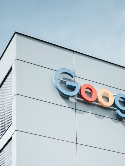 Le logo de Google sur un bâtiment blanc