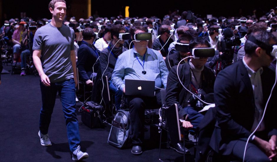 Mark Zuckerberg arrivant sur scène lors du Mobile World Congress 2016