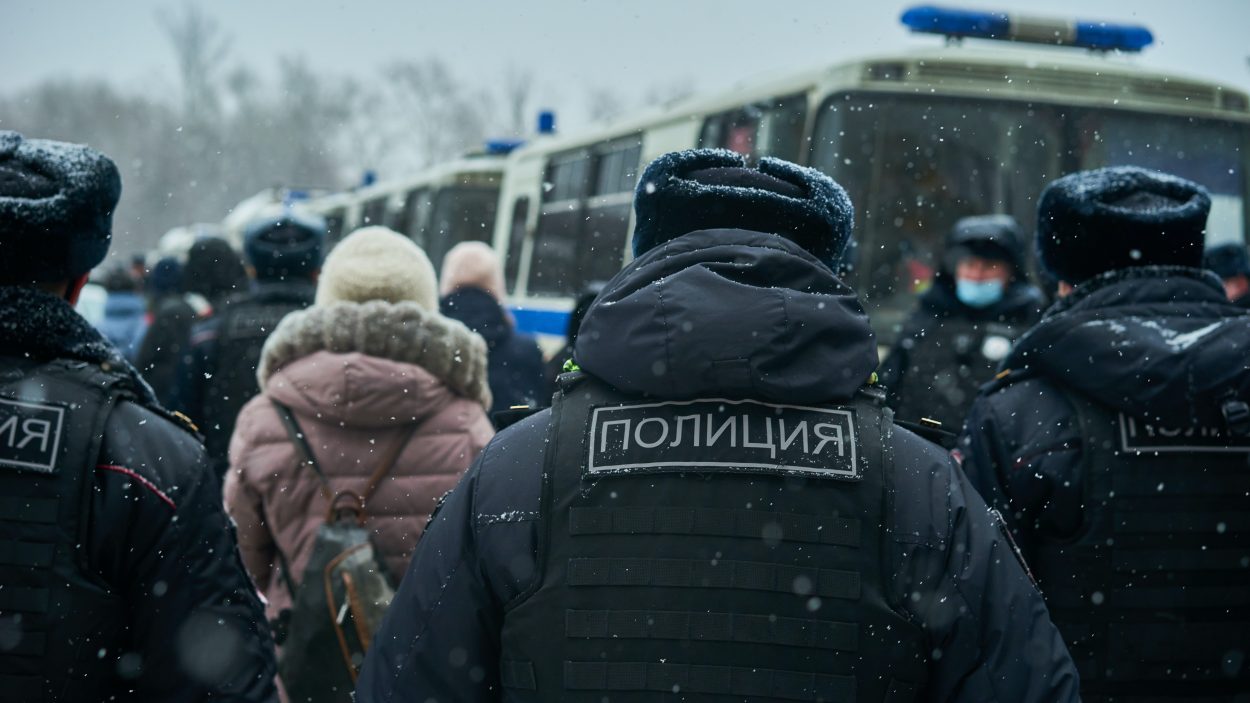 Des policiers sous la neige en Russie.