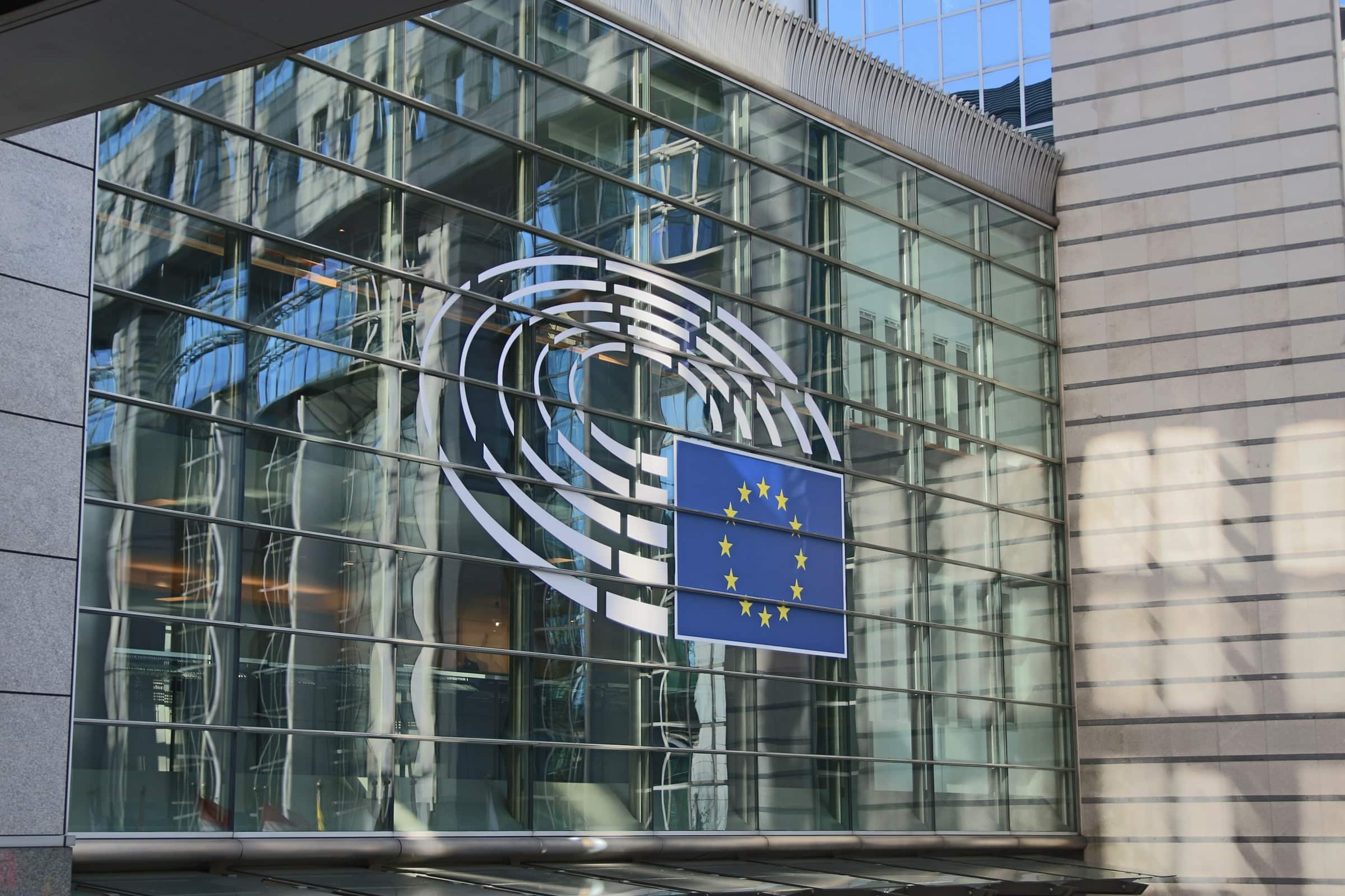 Photographie de la devanture du parlement européen.