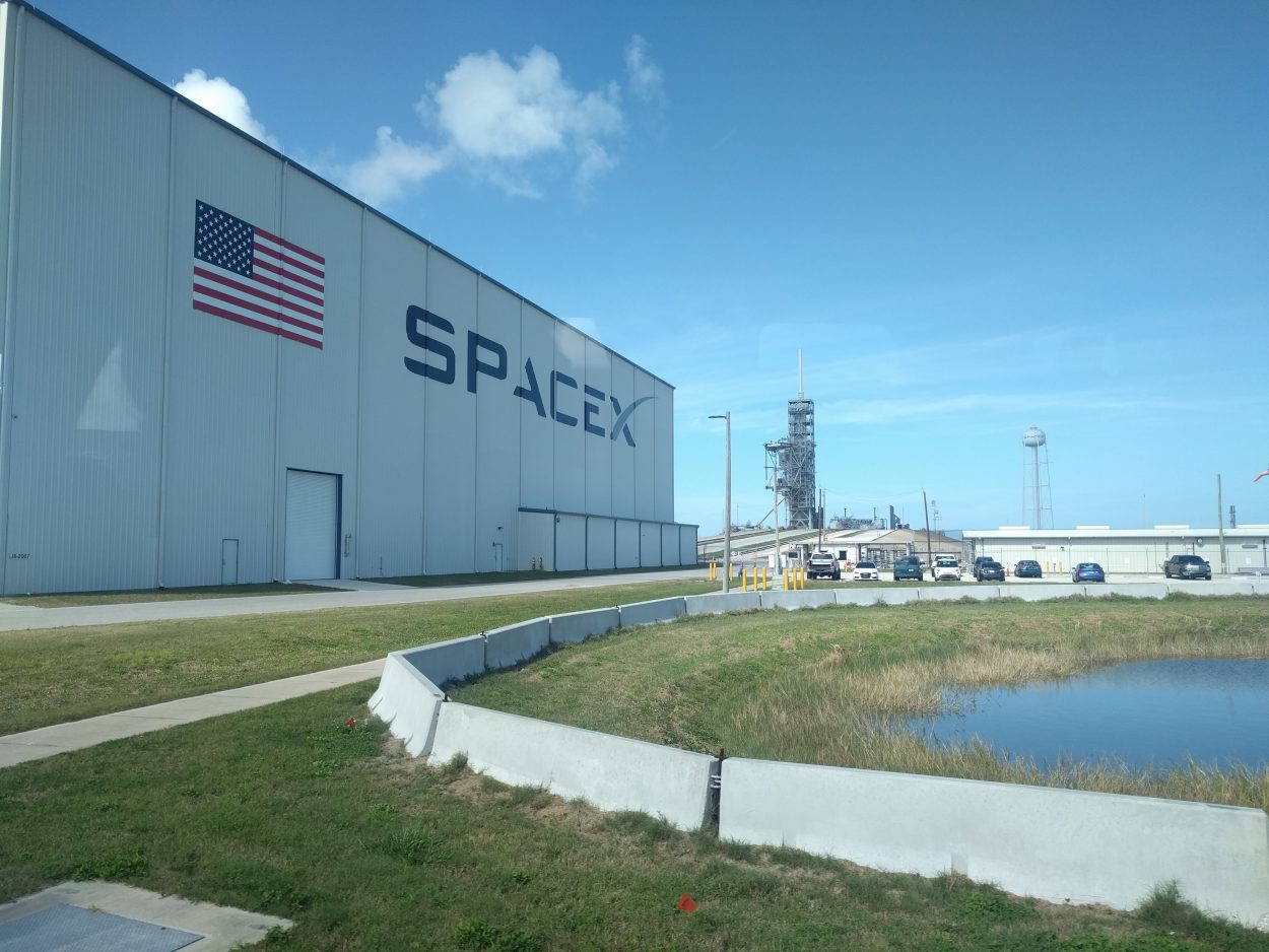 Un hangar SpaceX.
