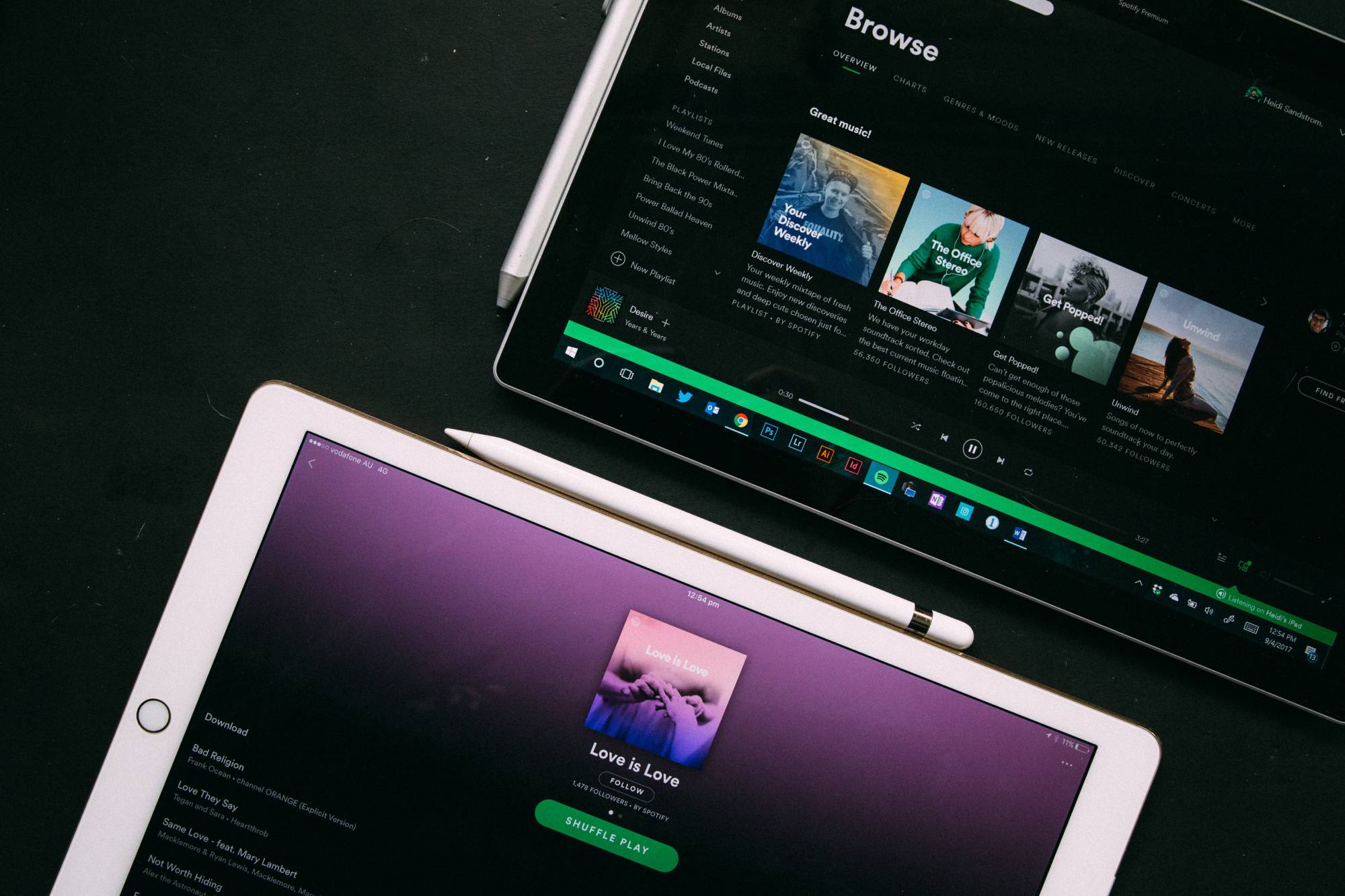 Deux tablettes allumées sur l'application Spotify.