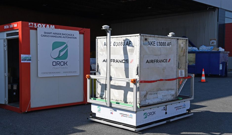 Un transporteur de bagages autonome de la société Orok