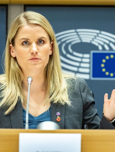 Frances Haugen devant un pupitre du Parlement européen