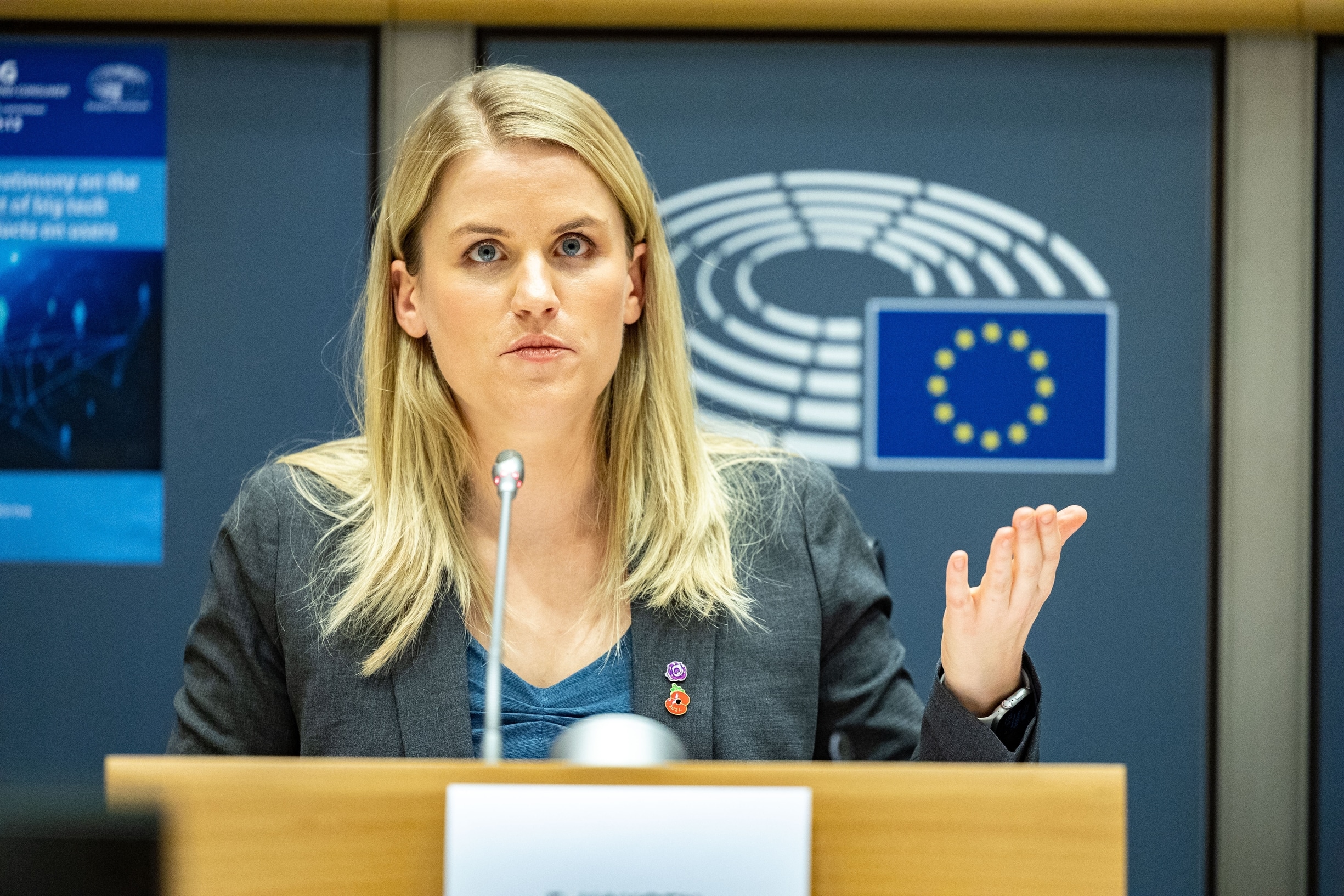 Frances Haugen devant un pupitre du Parlement européen