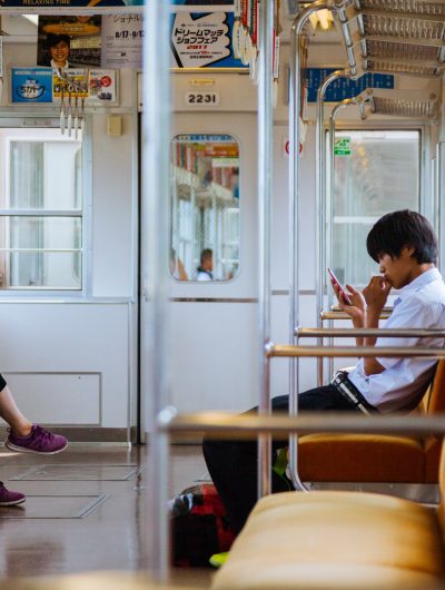 Aperçu de japonais dans un métro.