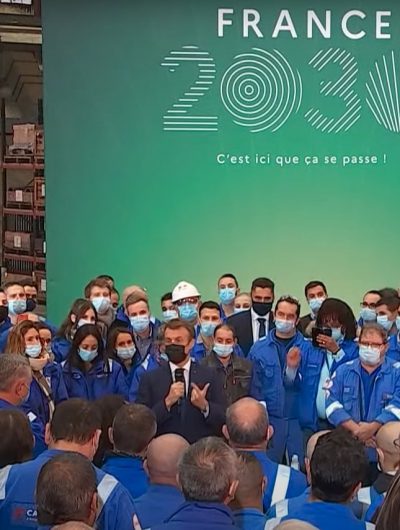 Macron entouré de salarié avec le panneau France 2030
