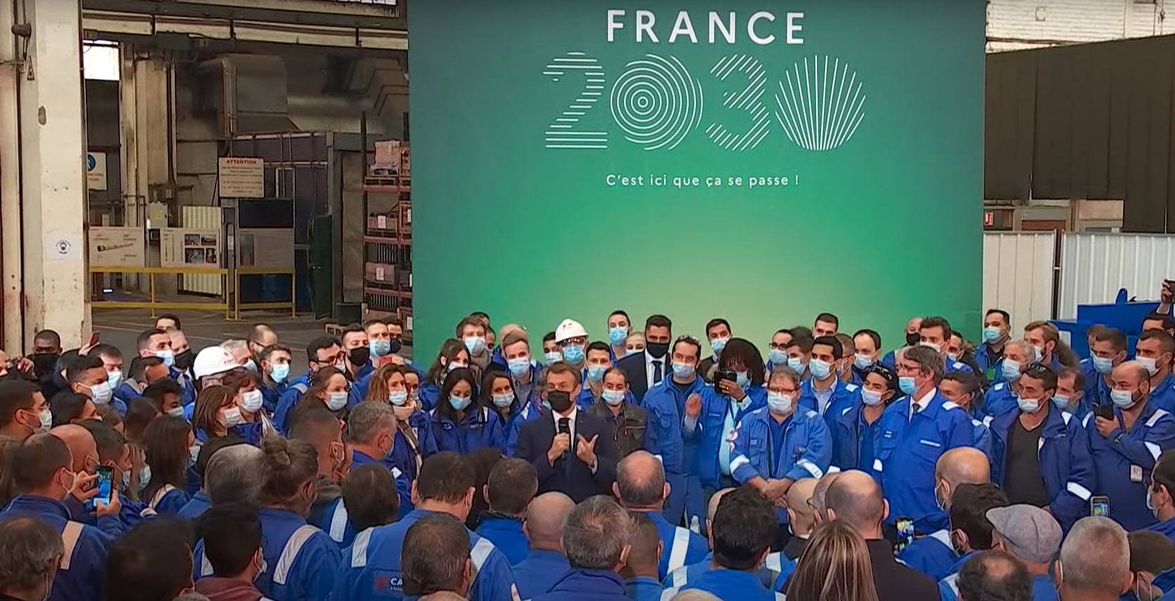 Macron entouré de salarié avec le panneau France 2030
